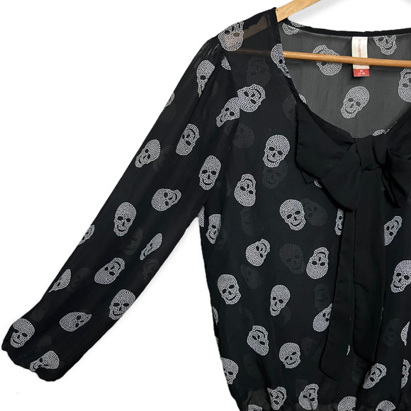 No Boundaries Juniors Black Sheer Blouse With White Skull Print Size M (7-9) - Picture 3 of 13